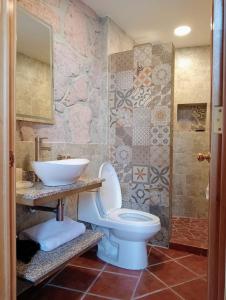 ein Badezimmer mit Toilette und Waschbecken in der Unterkunft Casa Purépecha, Habitación Itzi in Morelia