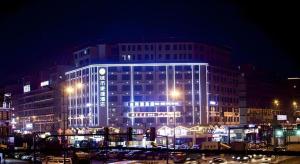 City Comfort Inn Changsha Huangxing Avenue Airport Longhua Metro Station في تشانغشا: مبنى كبير به أضواء في الليل