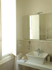 ラヴェンナにあるAntica Loggettaのバスルーム(白い洗面台、鏡付)
