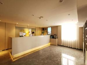 Ο χώρος του λόμπι ή της ρεσεψιόν στο Green Tree Inn Express Shanghai Bund Yuyuan Xiaonanmen Metro Station