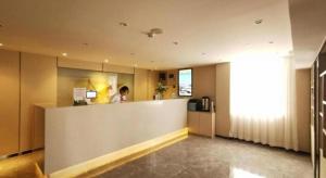 Ο χώρος του λόμπι ή της ρεσεψιόν στο Green Tree Inn Express Shanghai Bund Yuyuan Xiaonanmen Metro Station