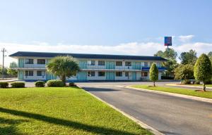 a large building with a road in front of it at Motel 6-Valdosta, GA - University in Valdosta