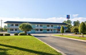 a large building with a road in front of it at Motel 6-Valdosta, GA - University in Valdosta