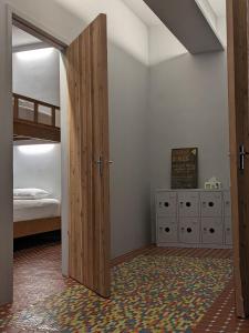 Un dormitorio con una litera y una puerta abierta. en 都蘭小星民宿 Dulan Star Guest House, en Donghe