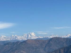 Nespecifikovaný výhled na hory nebo výhled na hory při pohledu z penzionu