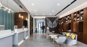 a living room with a couch and a table at GEM Hotel Changzhou Xuejia'aoyuan North High-Speed Railway Station in Changzhou