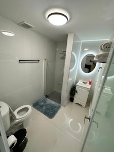 Koupelna v ubytování Kantares Guest 4 min Airport