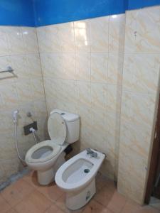 uma pequena casa de banho com WC e bidé em Amaya Hostel and Restaurant em Batigama mais 3 fotografias