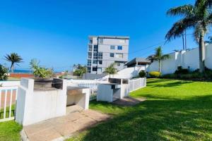 a yard with a white fence and a building at Colonial Sands 8 sleeper with Jacuzzi in Margate