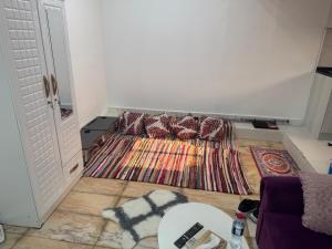 Ένα ή περισσότερα κρεβάτια σε δωμάτιο στο Karen Studio with pool