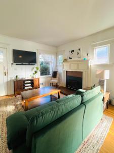 Afbeelding uit fotogalerij van Seattle Historic Bungalow in Seattle