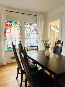 Afbeelding uit fotogalerij van Seattle Historic Bungalow in Seattle