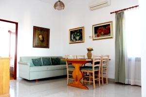 sala de estar con mesa y sofá en Apartments Cavae Romanae, en Medulin