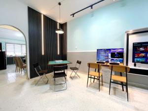 #SP Cozy&Warm 3Bedroom HomeStay 10PAX by S&T Homez في سِريمبان: مكتب به مكتب به جهاز كمبيوتر