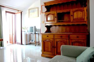 un gran armario de madera en la sala de estar. en Apartments Cavae Romanae, en Medulin