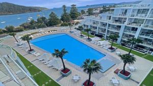 una vista dall'alto di una piscina in un resort di Ocean Jewel a Ettalong Beach