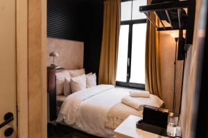 ヘントにある3 Stylish Studios at a Great Location in Gentのベッドと窓のあるホテルの部屋