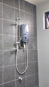 CC Regalia Homestay Kota Samarahan Kuching Sarawak في Kota Samarahan: شطاف بالحمام مع موزع صابون