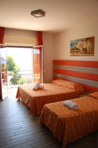 Postel nebo postele na pokoji v ubytování ChrisMare Hotel