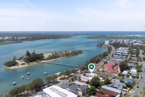 een luchtzicht op een stad en een rivier bij Chambers River Retreat in Maroochydore