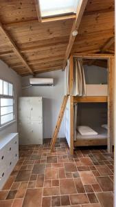 Una habitación con literas y un techo con ventana. en 都蘭小星民宿 Dulan Star Guest House, en Donghe