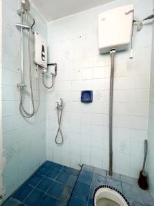 #SP Cozy&Warm 3Bedroom HomeStay 10PAX by S&T Homez في سِريمبان: حمام مع دش ومرحاض
