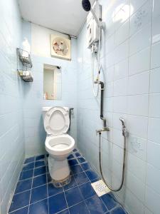 #SP Cozy&Warm 3Bedroom HomeStay 10PAX by S&T Homez في سِريمبان: حمام مع مرحاض ودش