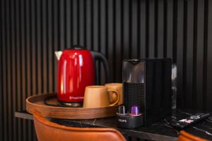 een tafel met een koffiezetapparaat bovenop bij 3 Stylish Studios at a Great Location in Gent in Gent