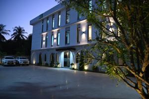 Ban Pho TouaneRS1 Hotel的两辆车停在停车场的大楼