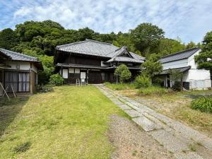 ŌwadaにあるHostel Inn かすみがうら 仁左ェ門の草の庭のある家