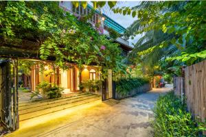 a house with plants on the side of it at An Bang Sunset House in An Bàn (2)