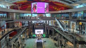 un grande centro commerciale con persone dentro di Córest Hotel B&B a Tocancipá