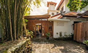 ein Haus mit einem Tor und einem Gehweg in der Unterkunft NEW The Loft - Uluwatu Surf Ranch in Uluwatu