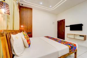 Μια τηλεόραση ή/και κέντρο ψυχαγωγίας στο FabHotel Elroi Suites