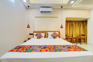 Ένα ή περισσότερα κρεβάτια σε δωμάτιο στο FabHotel Elroi Suites