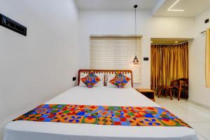 Ένα ή περισσότερα κρεβάτια σε δωμάτιο στο FabHotel Elroi Suites