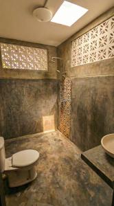 ein Badezimmer mit Toilette und Waschbecken in der Unterkunft NEW The Loft - Uluwatu Surf Ranch in Uluwatu