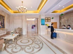 Лобби или стойка регистрации в Vienna Hotel Shenzhen Guanlan Shanshuitianyuan Xintian