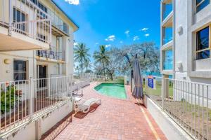 een appartement met een zwembad in een gebouw bij Shoreline Apartments - Unit 9b in Bargara
