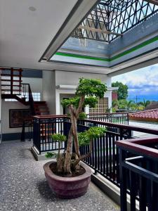 Un balcón o terraza en Omah Joglo Bugis Guest House Syariah Cafe & Resto