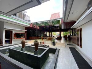 Galería fotográfica de Omah Joglo Bugis Guest House Syariah Cafe & Resto en Wendit 7 fotos más