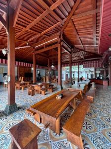 Un restaurante u otro lugar para comer en Omah Joglo Bugis Guest House Syariah Cafe & Resto