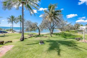 een park met palmbomen en het strand bij Shoreline Apartments - Unit 9b in Bargara +7 foto's