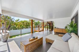 Et opholdsområde på Exceptional 4 bedroom home by the beach