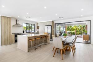 Køkken eller tekøkken på Exceptional 4 bedroom home by the beach