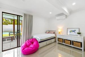 En eller flere senge i et værelse på Exceptional 4 bedroom home by the beach