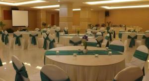 Khu vực hỗ trợ khách đi công tác/phòng hội thảo tại Puri Indah Hotel +174 ảnh