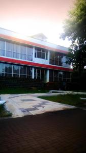 Glass House Yelagiri في ييلاجيري: مبنى كبير أمامه ساحة من الطوب