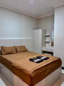 Una cama o camas en una habitación de Omah Joglo Bugis Guest House Syariah Cafe & Resto