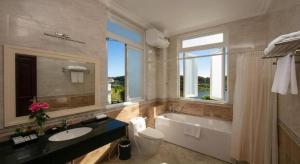 Ванная комната в Sam Tuyen Lam Resort +163 фотографии